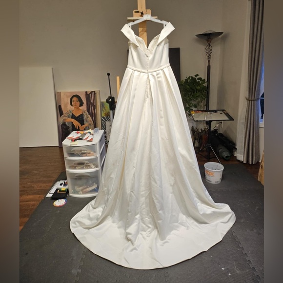 NWOT David’s Bridal Satin Off-The-Shoulder Wedding Dress Sz 12 - Picture 2 of 13
